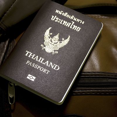Nahaufnahme Ausweisdokumente aus Thailand in Dunkelbraun mit goldenen Verzierungen