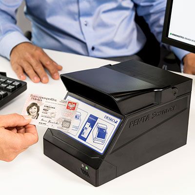 Ein Ausweis wird auf einen Dokumentenscanner aufgelegt